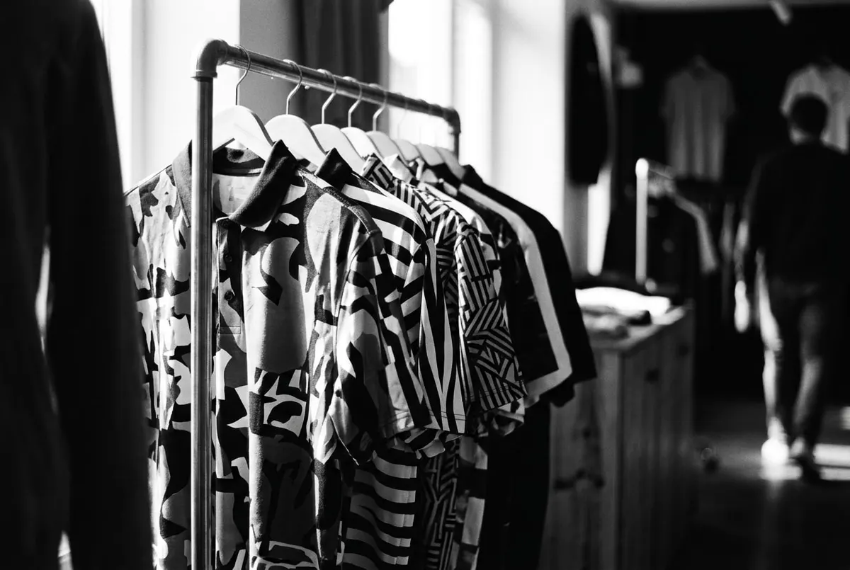Rek met opvallend geprinte golfpolo's in een streetwear-achtige winkel, in zwart-wit