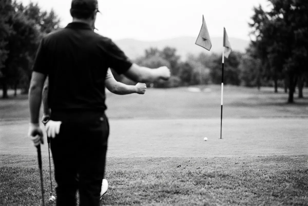 Twee golfers van achteren op de fairway na een goede hole in een teamwedstrijd